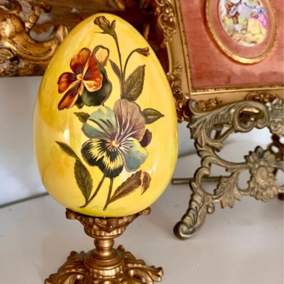 Vintage hand painted porcelain egg shelf decor 👑🥚 - Picture 6 of 7